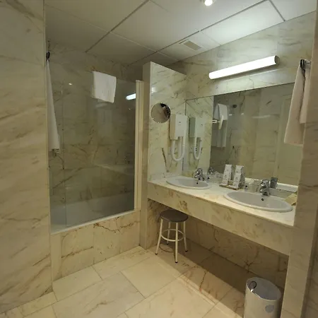 Hotel Puerta De Segovia 4*