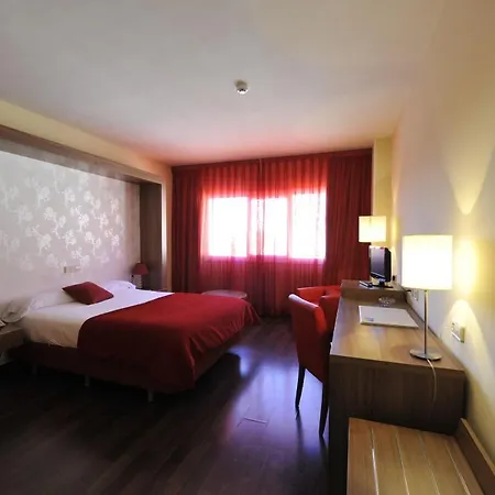 Szálloda Puerta De Segovia 4*