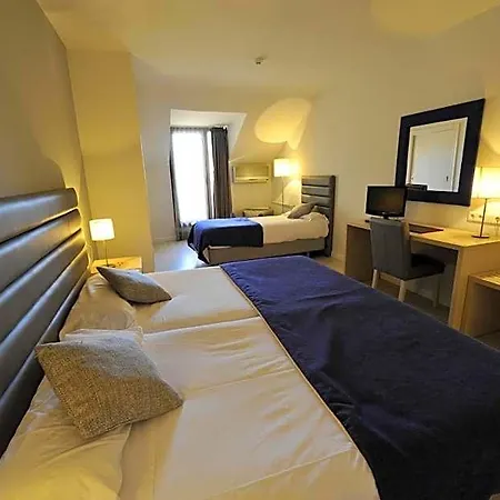 Szálloda Puerta De Segovia 4*