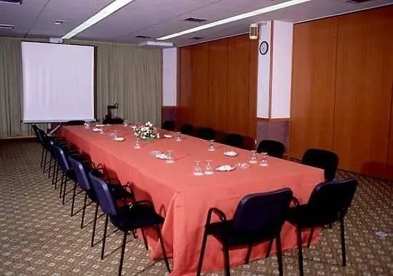 Puerta De Segovia Отель