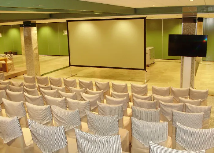 Отель Puerta De Segovia 4*