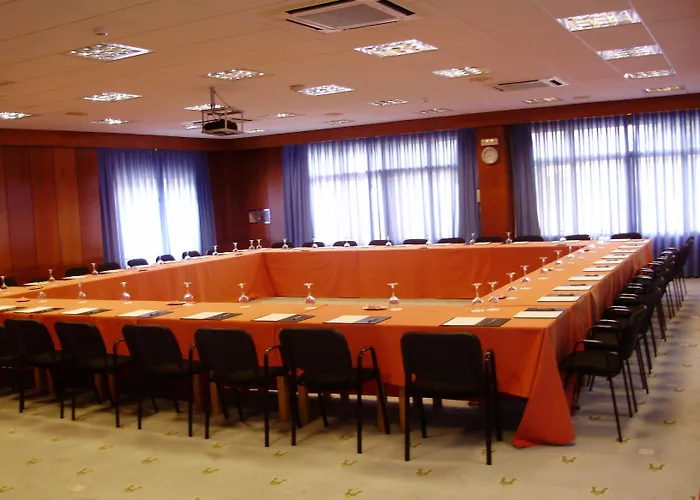 Puerta De Segovia Отель 4*