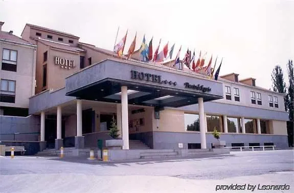 Отель Puerta De Segovia 4*