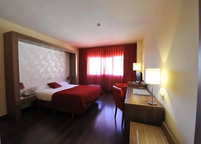 Отель Puerta De Segovia 4*