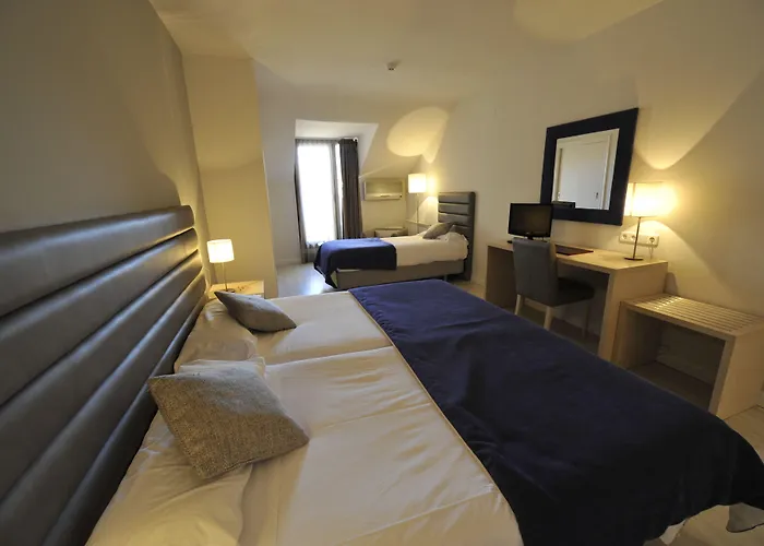 Отель Puerta De Segovia