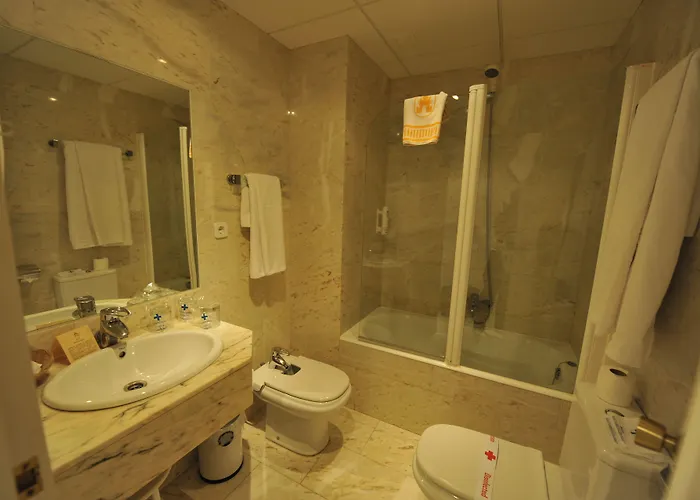 Puerta De Segovia Отель