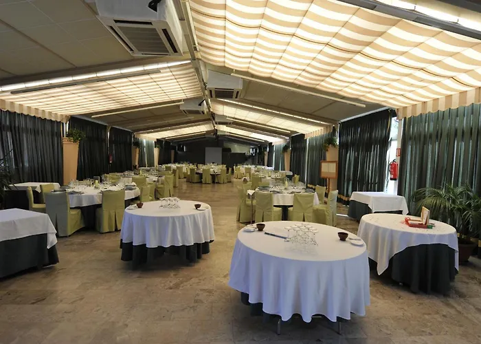 Отель Puerta De Segovia 4*