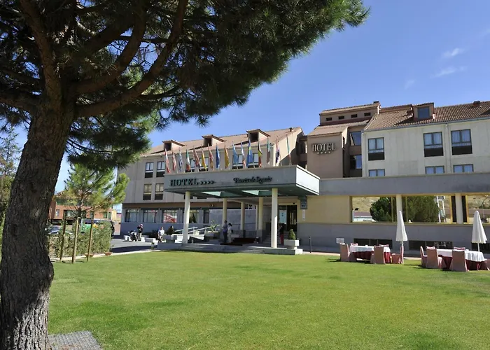 Отель Puerta De Segovia 4*