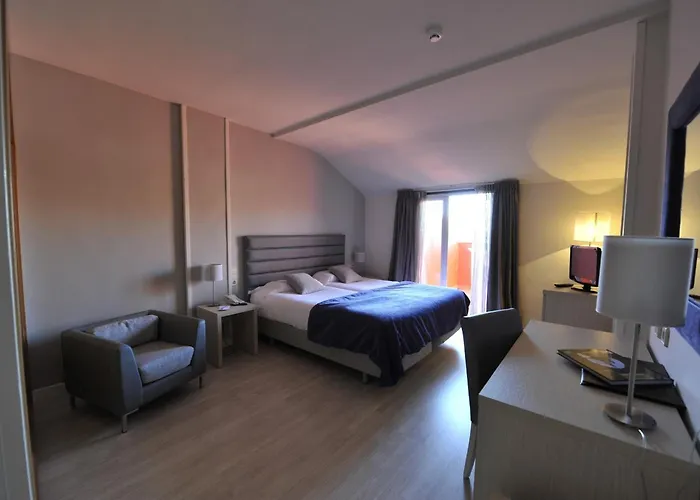 Puerta De Segovia Отель Ля Ластрилла