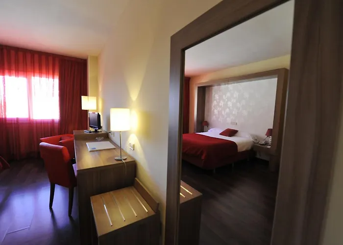 Puerta De Segovia Отель