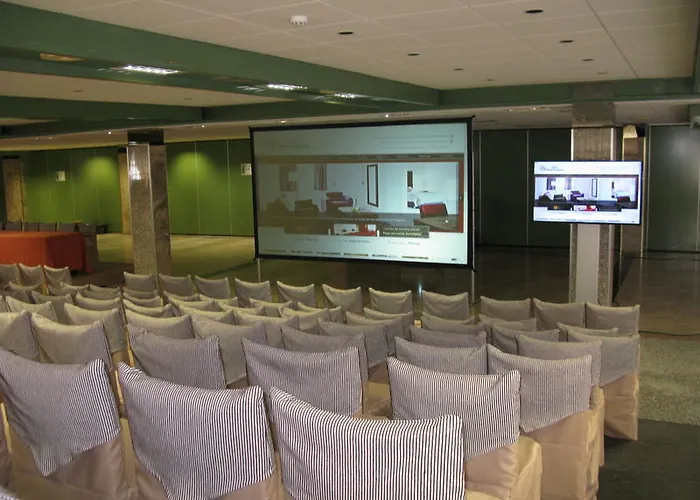 Отель Puerta De Segovia 4*